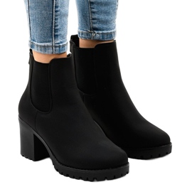 Botas isoladas pretas no posto B2881-KB preto 1