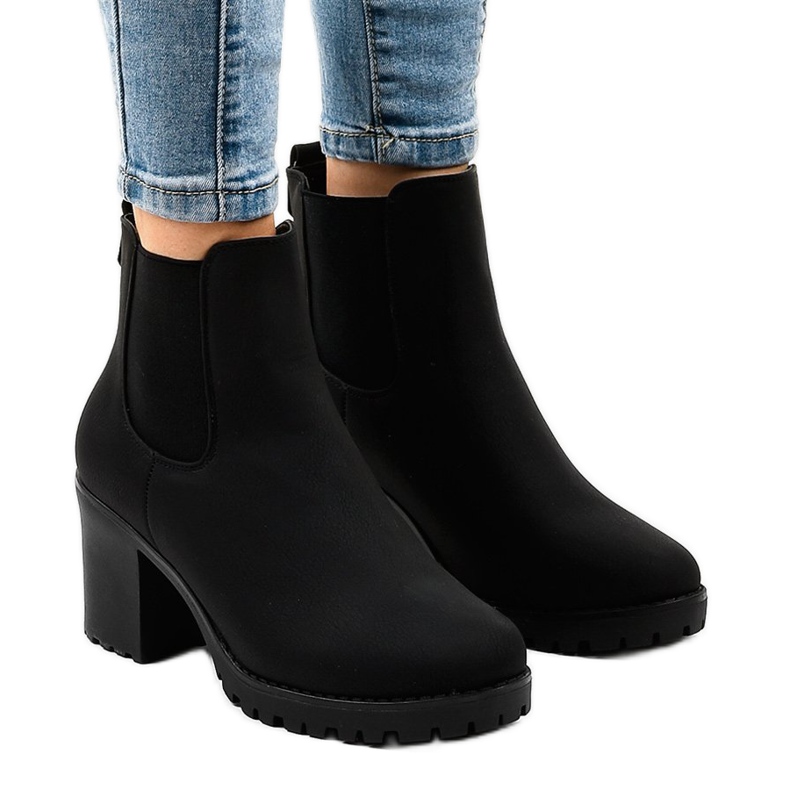 Botas isoladas pretas no posto B2881-KB preto 1