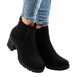 Botas isoladas pretas no posto B2881-KB preto 2