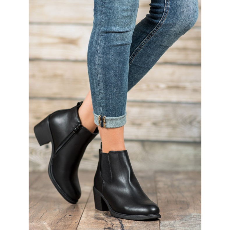 Anesia Paris Botas pretas em um poste preto 2