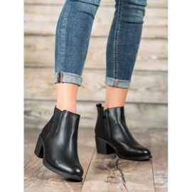 Anesia Paris Botas pretas em um poste preto 1
