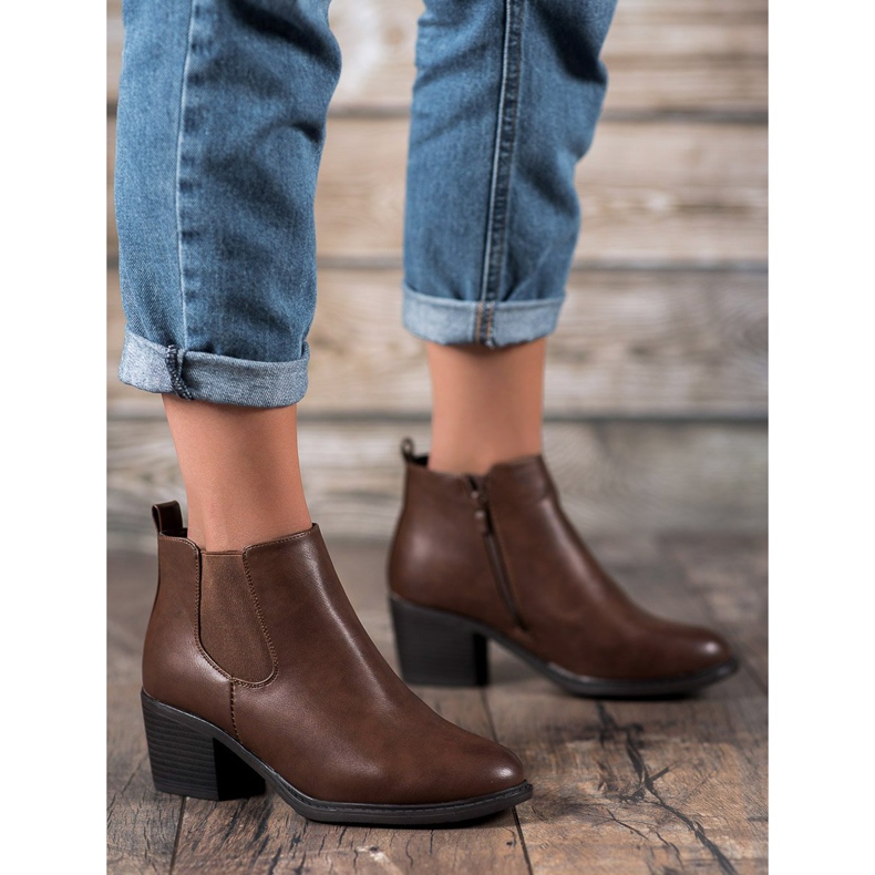 Anesia Paris Botas marrons em um poste castanho 1