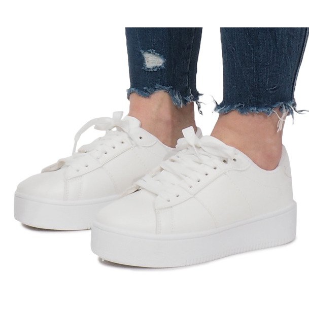 Tênis brancos na plataforma Livet De Lux 2