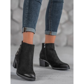Botas em um post VINCEZA preto 1