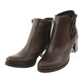 Gamis Botas de couro marrom isoladas 4