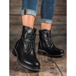 Nio Nio Trabalhadores atados em um posto preto 1