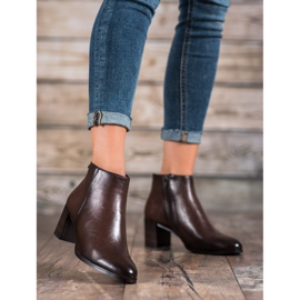 Botas em um post VINCEZA marrom 1