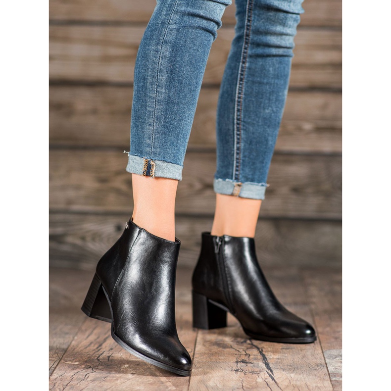 Botas em um post VINCEZA preto 2