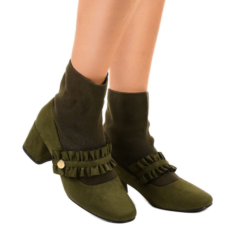 Bombas de veludo verde na coluna JM8118Y 1