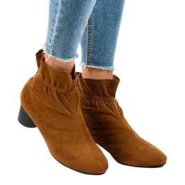 Botas de camurça marrom no poste JM5512M 1