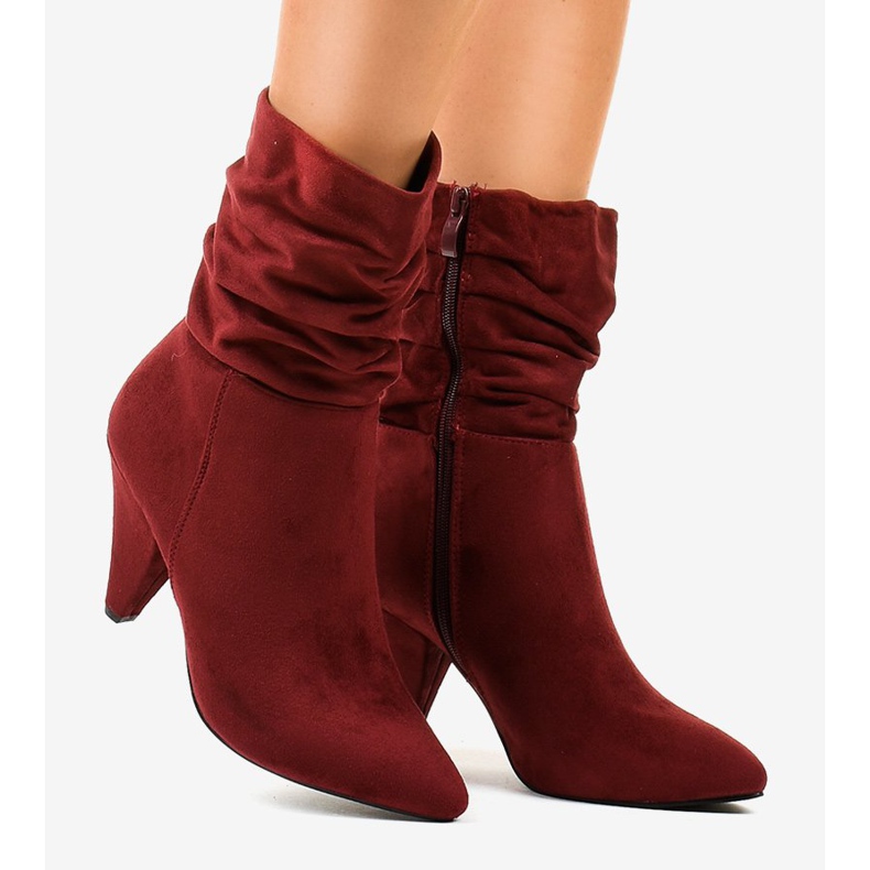 Botas de camurça marrom no poste F027 vermelho 2