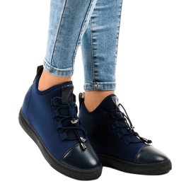 Tênis de cano alto isolado azul marinho com cunha XY-35 1