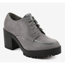 Botas cinza no post maciço HQ651 1