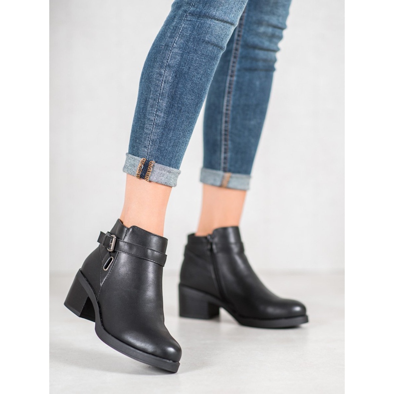 Anesia Paris Botas em uma postagem preto 1