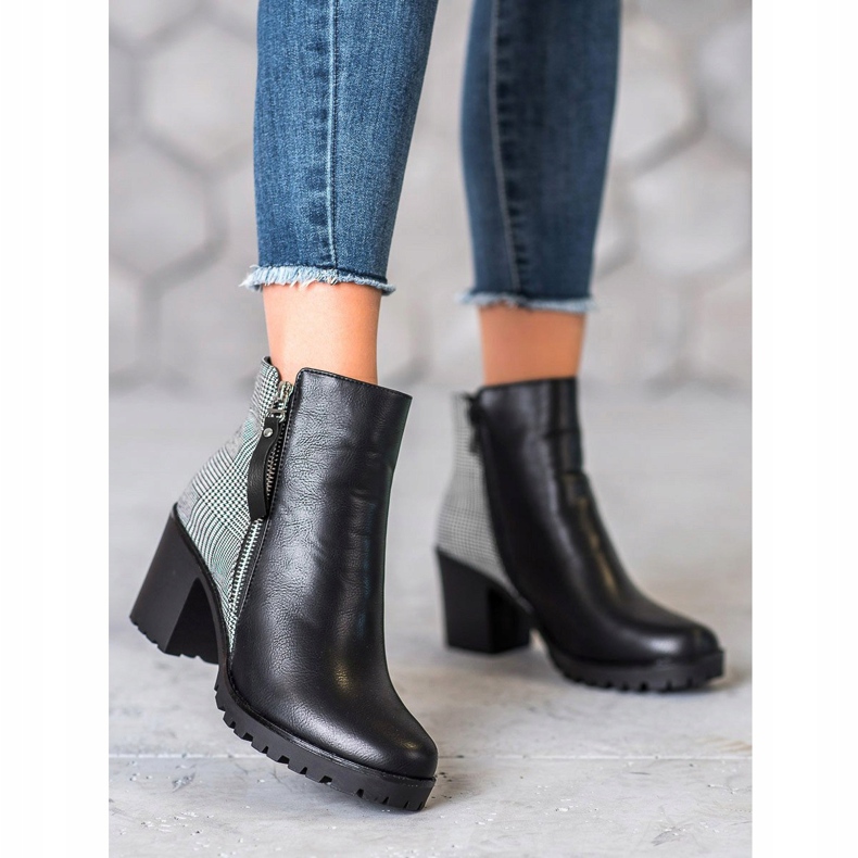 Filippo Botas em uma postagem preto 2