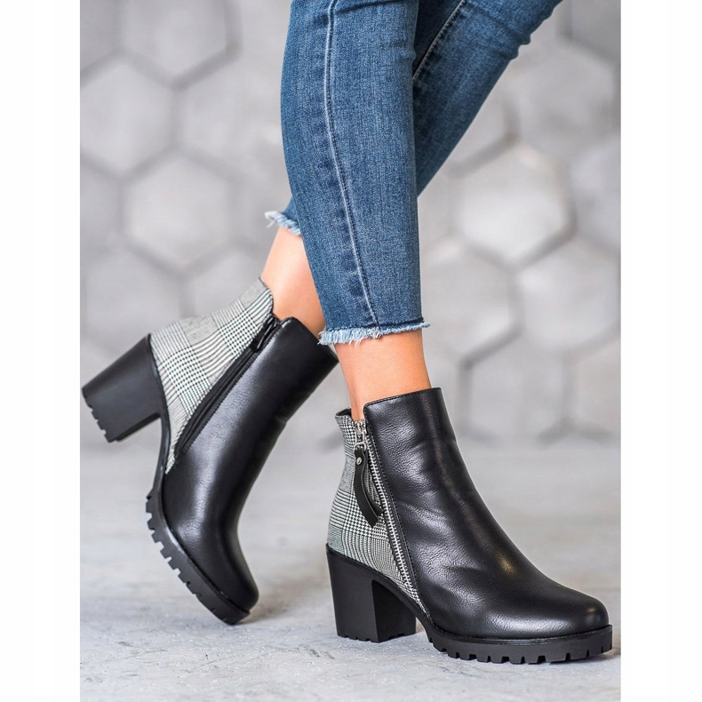 Filippo Botas em uma postagem preto 1