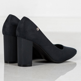 Goodin Bombas de camurça em um pilar preto 2