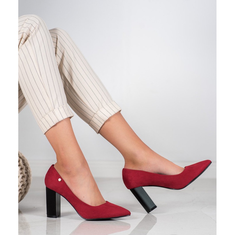 Goodin Bombas de camurça em um pilar vermelho 1