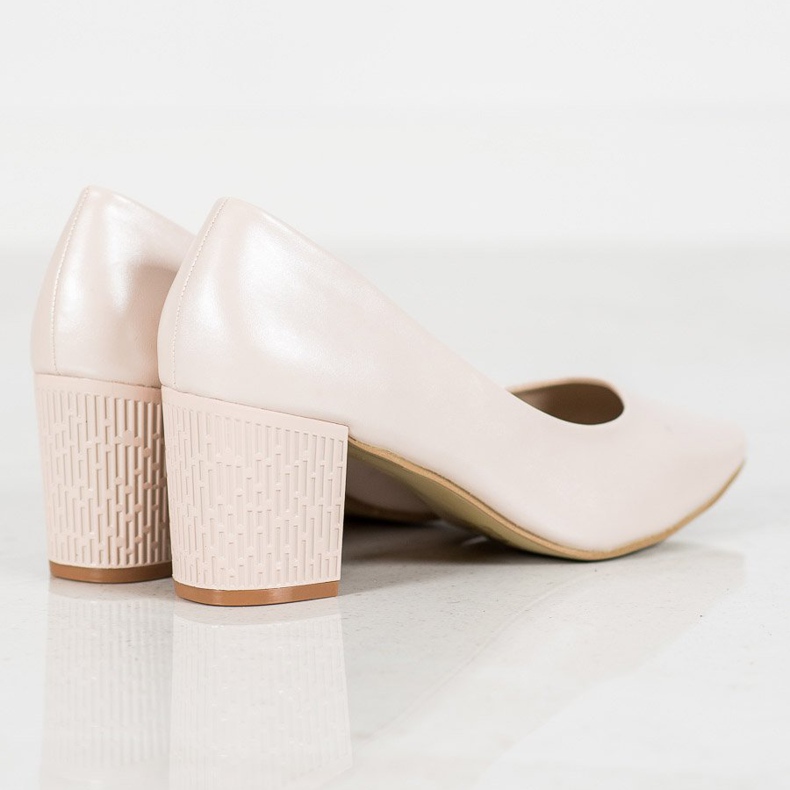 Goodin Bombas em um pilar castanho 1