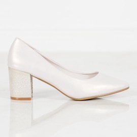 Goodin Bombas em um pilar cinza 1