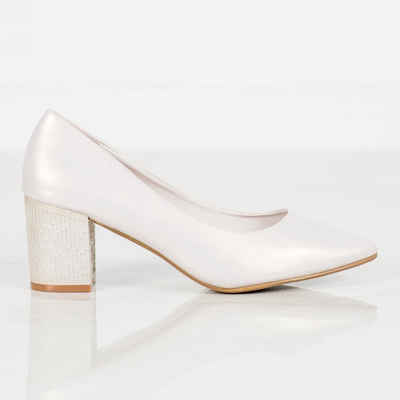 Goodin Bombas em um pilar cinza 1