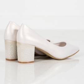 Goodin Bombas em um pilar cinza 2