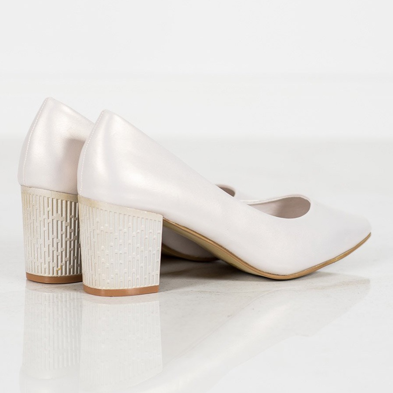 Goodin Bombas em um pilar cinza 2