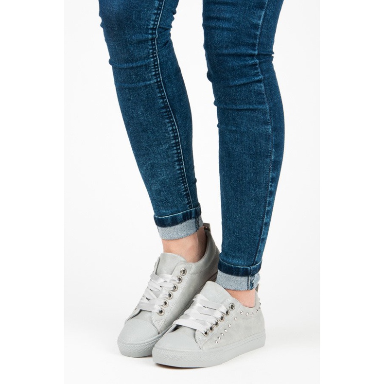 Tênis cinza com uma fita 1