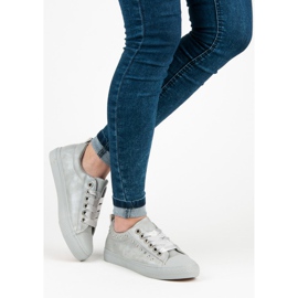 Tênis cinza com uma fita 2