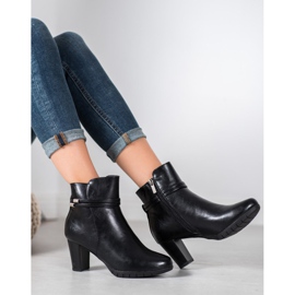 Botas clássicas em uma postagem preto 1