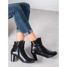 Botas clássicas em uma postagem preto 2