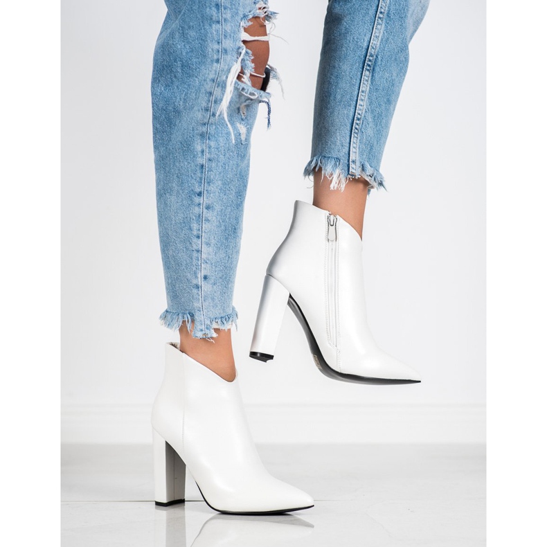 Seastar Botas elegantes em uma postagem branco 1