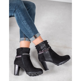 Super Mode Botas em uma postagem preto 1