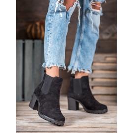 Queentina Chelsea Boots em um bar preto 1