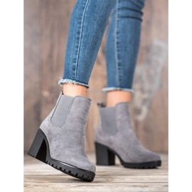 Queentina Chelsea Boots em um bar cinza 1