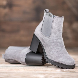 Queentina Chelsea Boots em um bar cinza 2