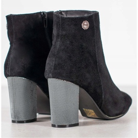 Goodin Botas de couro em um pilar preto 2