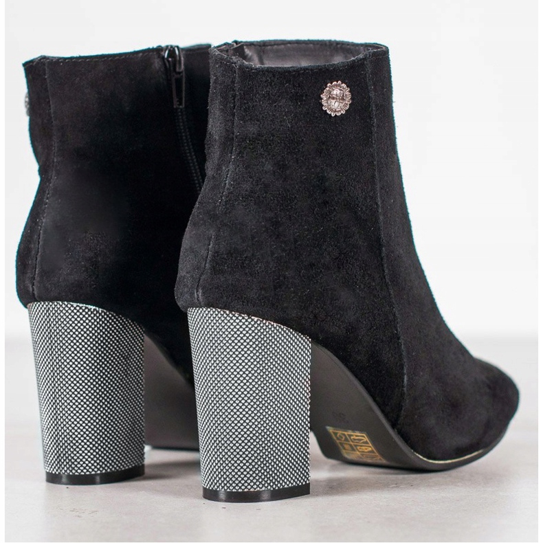 Goodin Botas de couro em um pilar preto 2
