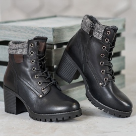 SHELOVET Botas amarradas em um poste preto 1