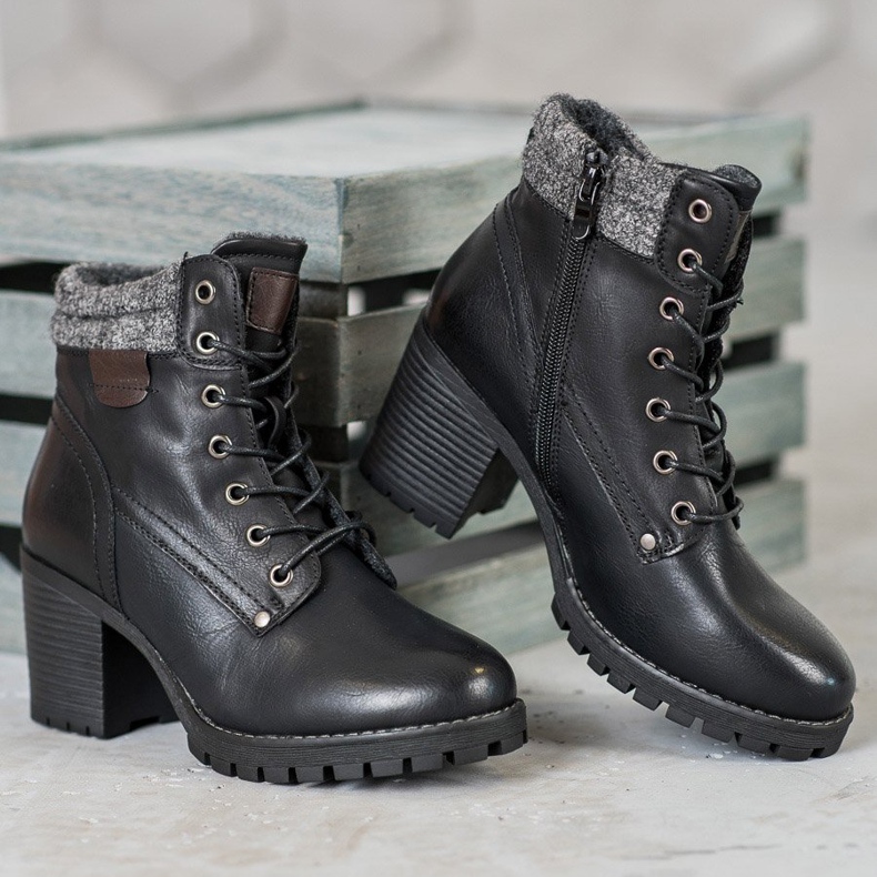 SHELOVET Botas amarradas em um poste preto 1