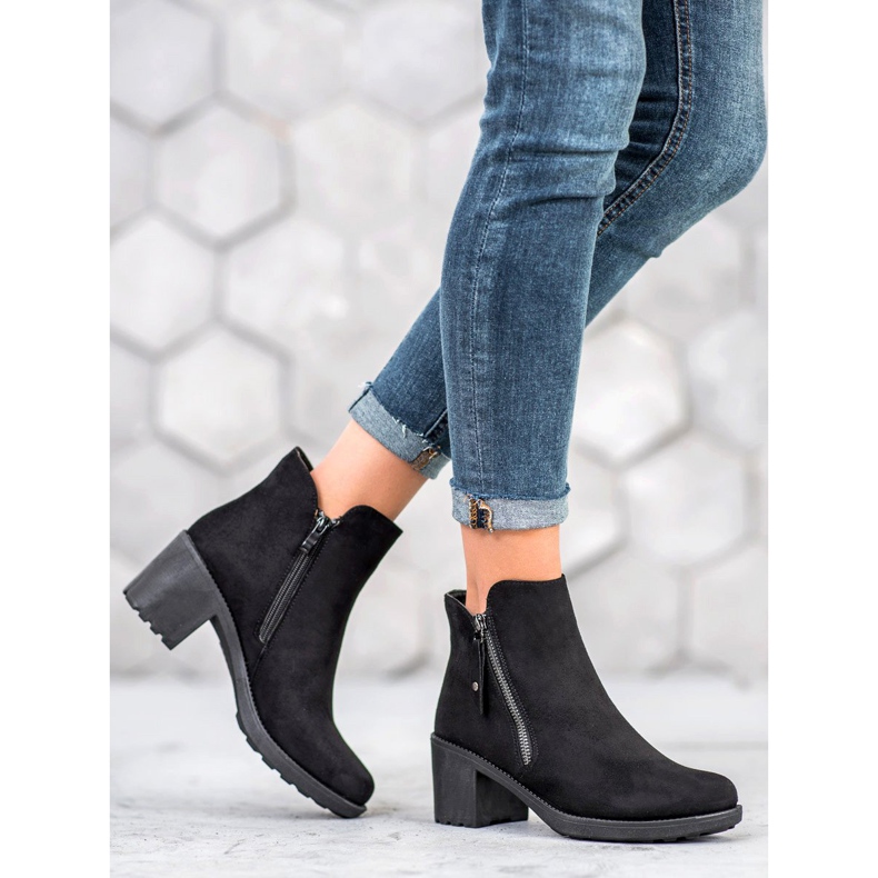Diamantique Botas casuais em uma postagem preto 1