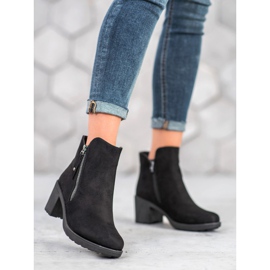 Diamantique Botas casuais em uma postagem preto 2