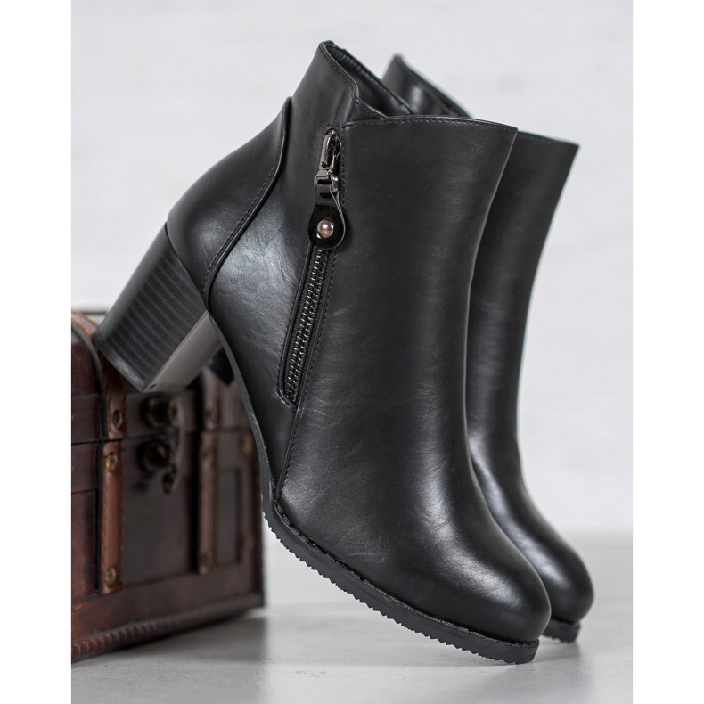 J. Star Botas quentes no poste preto 1 J. Star Botas quentes no poste preto 1