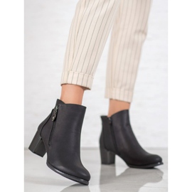 J. Star Botas quentes no poste preto 1