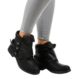 Botas pretas isoladas A-203 castanho 1