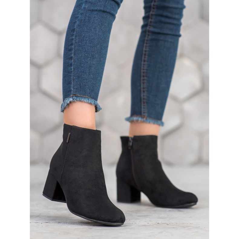 J. Star Botas em uma postagem preto 2