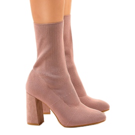 Botas rosa na postagem do QQ08 1 Botas rosa na postagem do QQ08 1