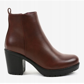 Botas cor de vinho no posto BM172 vermelho 2