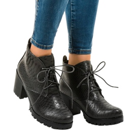 Botas de tornozelo cinza com atacadores no poste TL-24 1