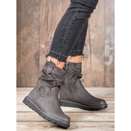 Ideal Shoes Trabalhadores na plataforma cinza 1